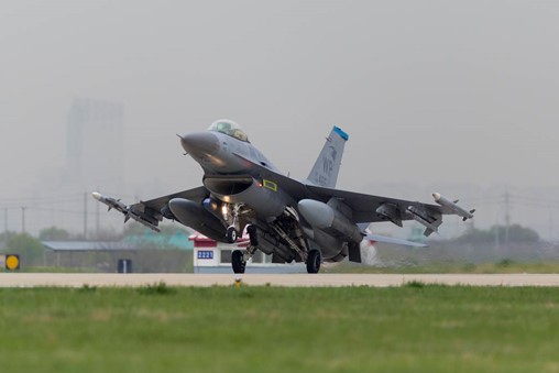 F-16 Fighting Falcon fighter crashes in South Korea; pilot safe