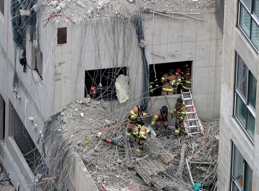 SKorean rescuers pull body from collapsed construction site